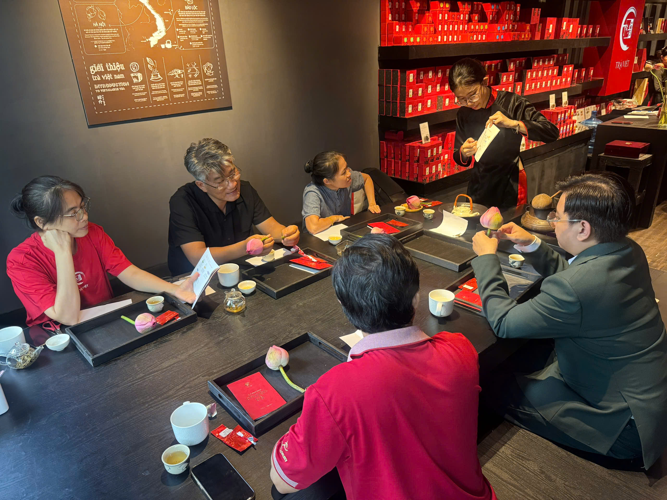 Tra-Viet-the-tea-show-experience