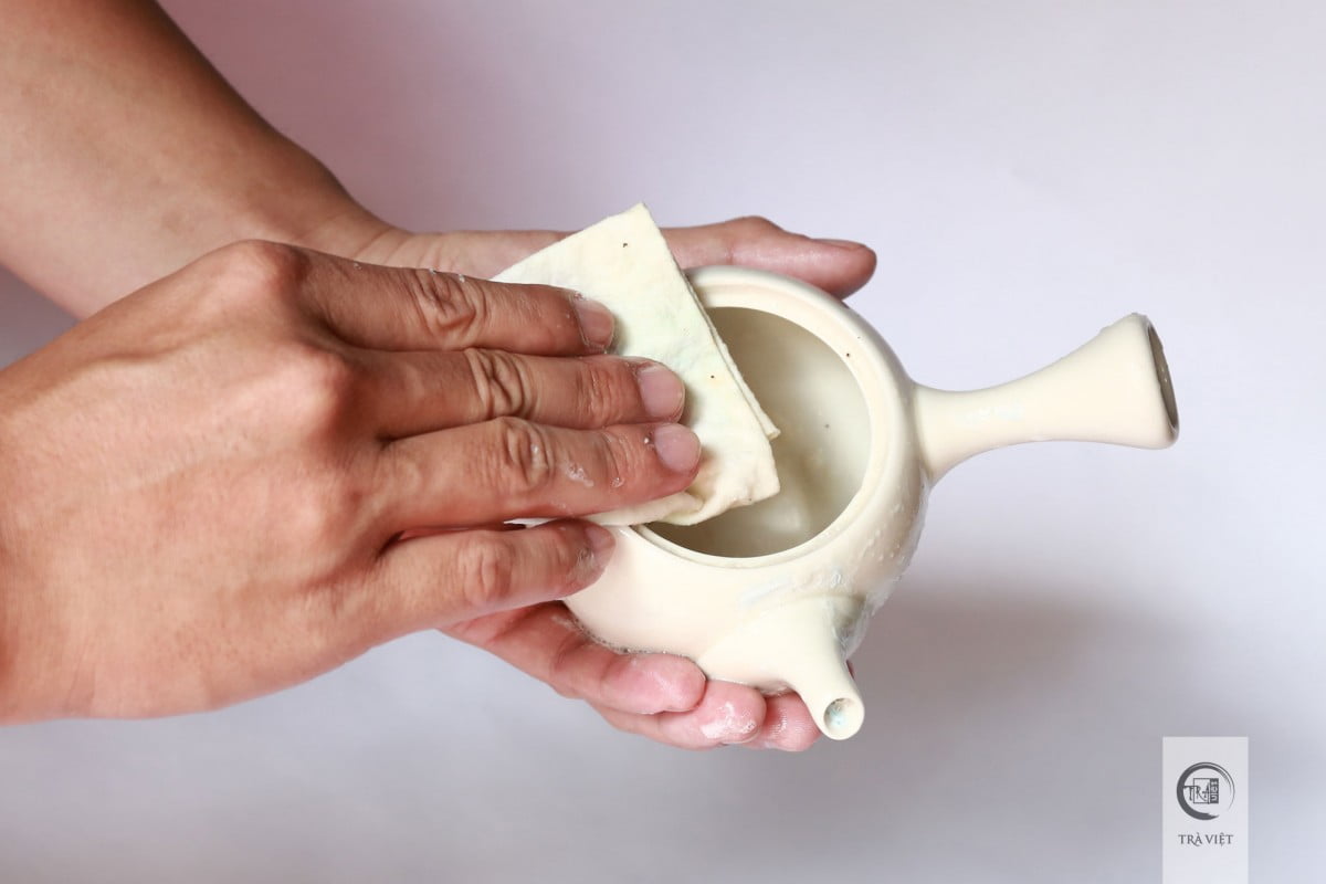 Rửa ấm trà - lau lại